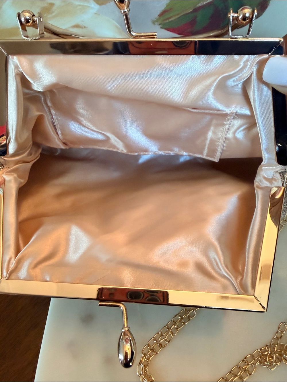 Vintage-Style Champagne Ornate Gold Frame Handbag w/Crossbody Gold-Tone Chain - Picture 8 of 11